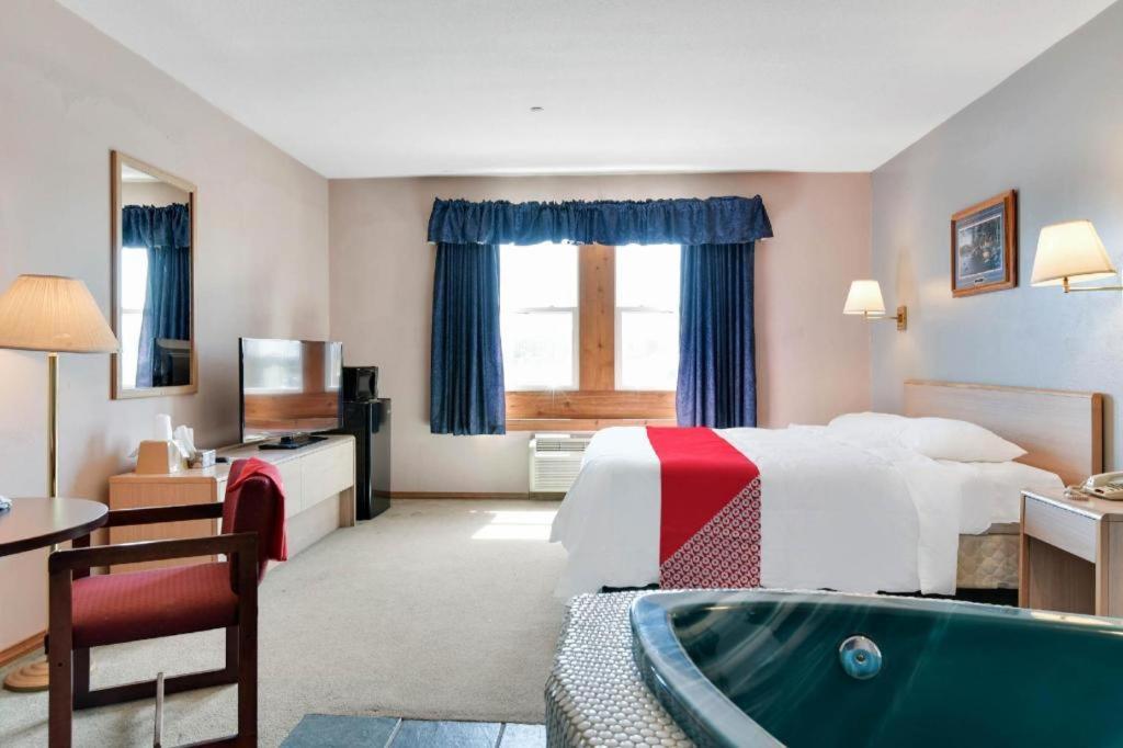 Casa Loma Inn & Suites By Oyo Davenport Ia Near I-80 Екстериор снимка
